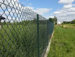 Преимущества заборов из сетки рабицы для загородного дома