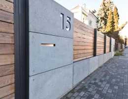 Тренды в дизайне заборов для загородных домов: что выбрать в 2023 году