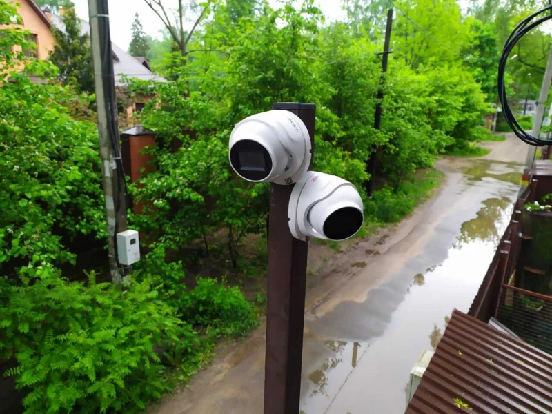 Как выбрать забор для загородного дома с учетом систем видеонаблюдения