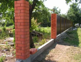 Выбор материалов для кирпичного забора: что учесть при строительстве
