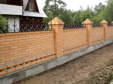 Топ-5 стилей кирпичных заборов для вашего загородного дома