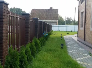 Установка забора: советы по выбору стиля и дизайна для загородного дома