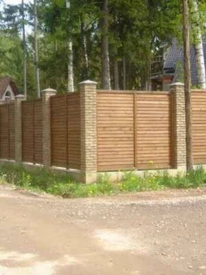 Заборы с защитными функциями для загородного дома