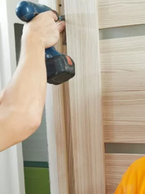 Установка межкомнатных дверей в процессе внутренней отделки дома