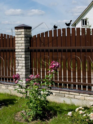 Заборы с декоративными элементами для загородного дома