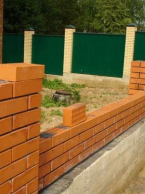 Монтаж заборов из кирпича для загородного дома
