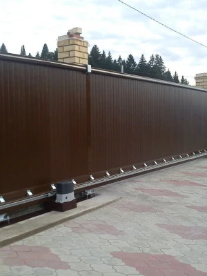 Установка автоматических ворот для заборов загородного дома
